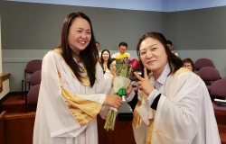2019 새가족 교육 수료식 - 인도자 조영현 집사님 꽃다발 전달