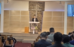 2025년 5월 4일 어린이 주일 예배-박건상 장로님 기도 모습
