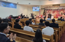 2025년 12월 21일 성탄 축하 예배-찬양팀과 예배모습
