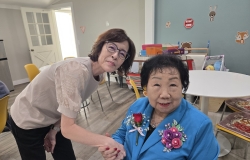 2026년 5월 10일 어버이주일 카네이션 꽃 달아드리기