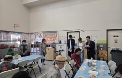 2024년 12월 1일 박나리, 조나단 부부 결혼 축복 기도 및 떡 접대 모습