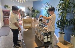 2025년 11월 2일 창립 55주년 예배-선물 증정 준비/유문근 장로님 가정 헌물)